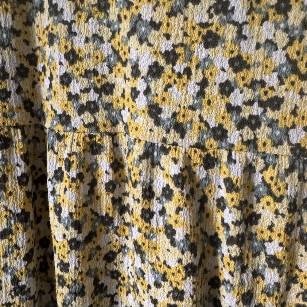 Surticolombia S/M Graphic Floral Tee 
$18 - Picture 2 of 9